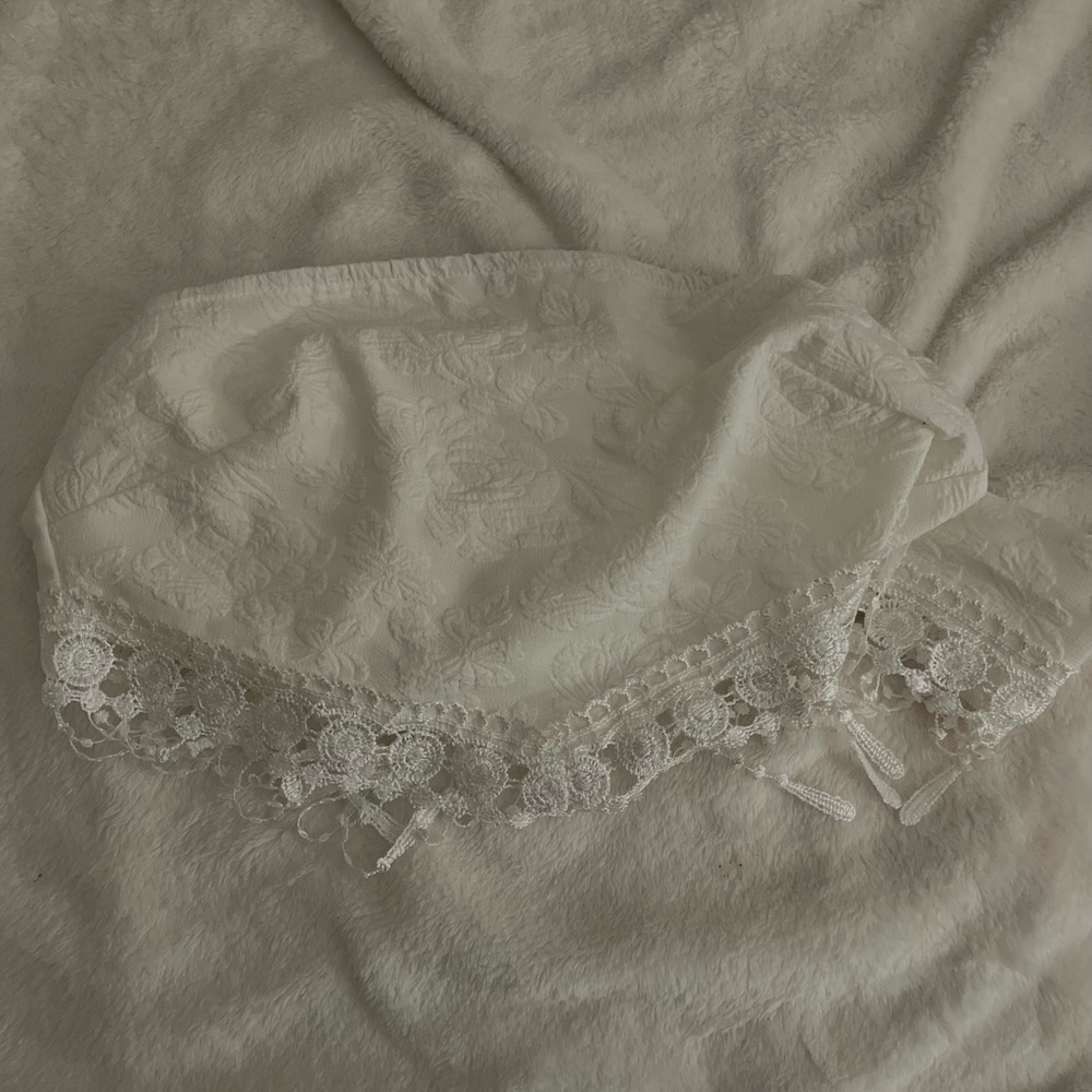 Elegant Lace Trimmed Bandeau